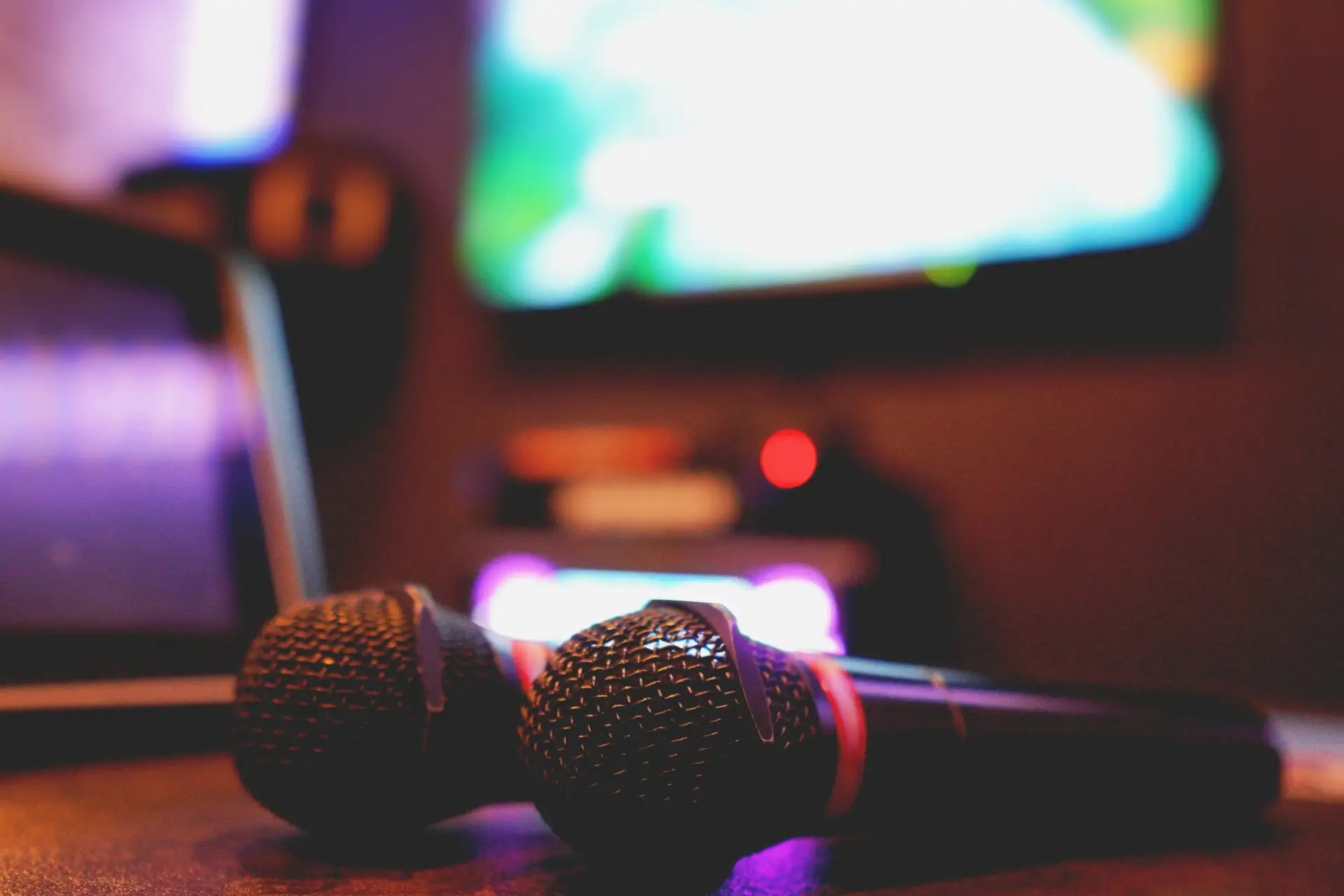 カラオケ行って盛り上がる曲は！？幅広い層に刺さる『懐メロ』まとめ